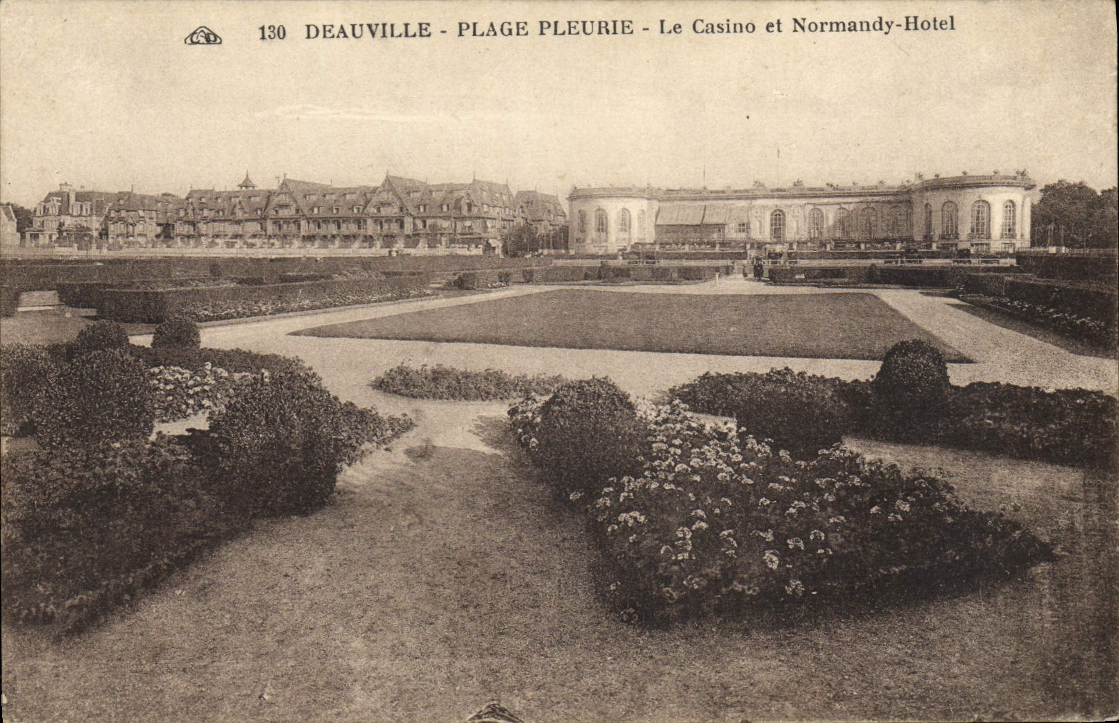 Deauville - Plage Pleurie - Le Casino et Normandy-Hotel