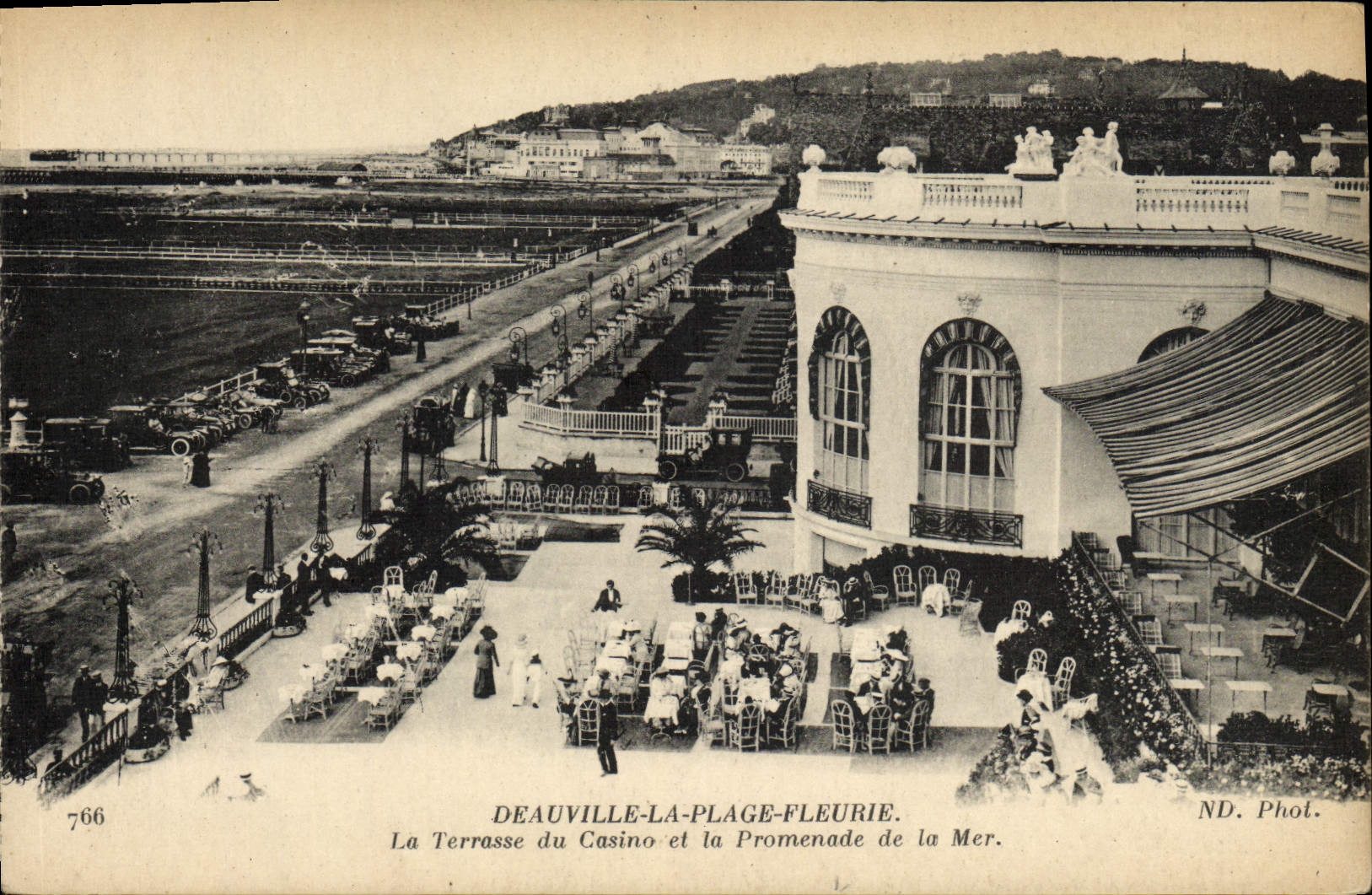 Deauville-La-Plage-Fleurie — La Terrasse du Casino et la Promenade de la Mer — ND. Phot.