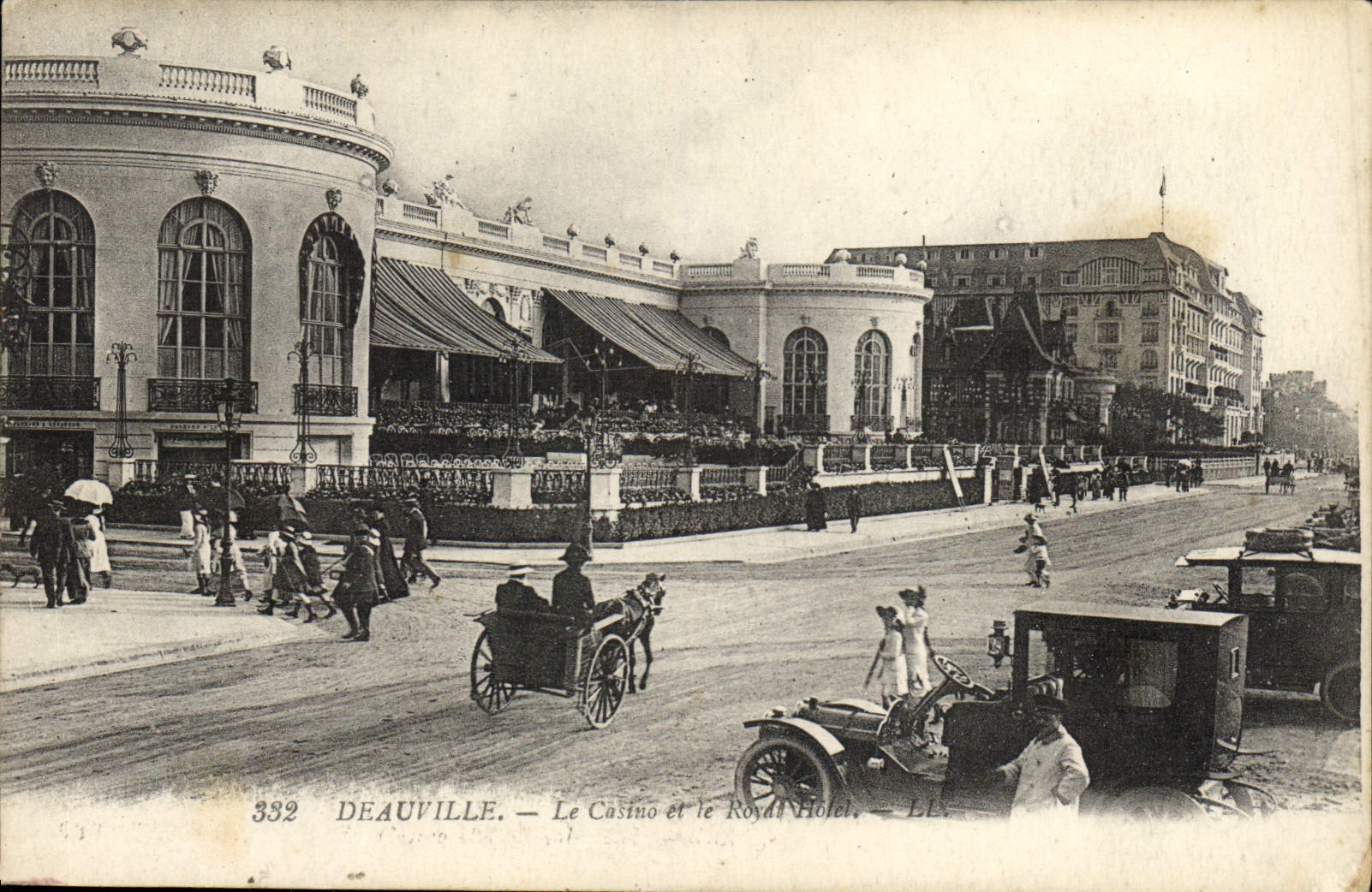 CPA Deauville la Le casino et le royal hotel