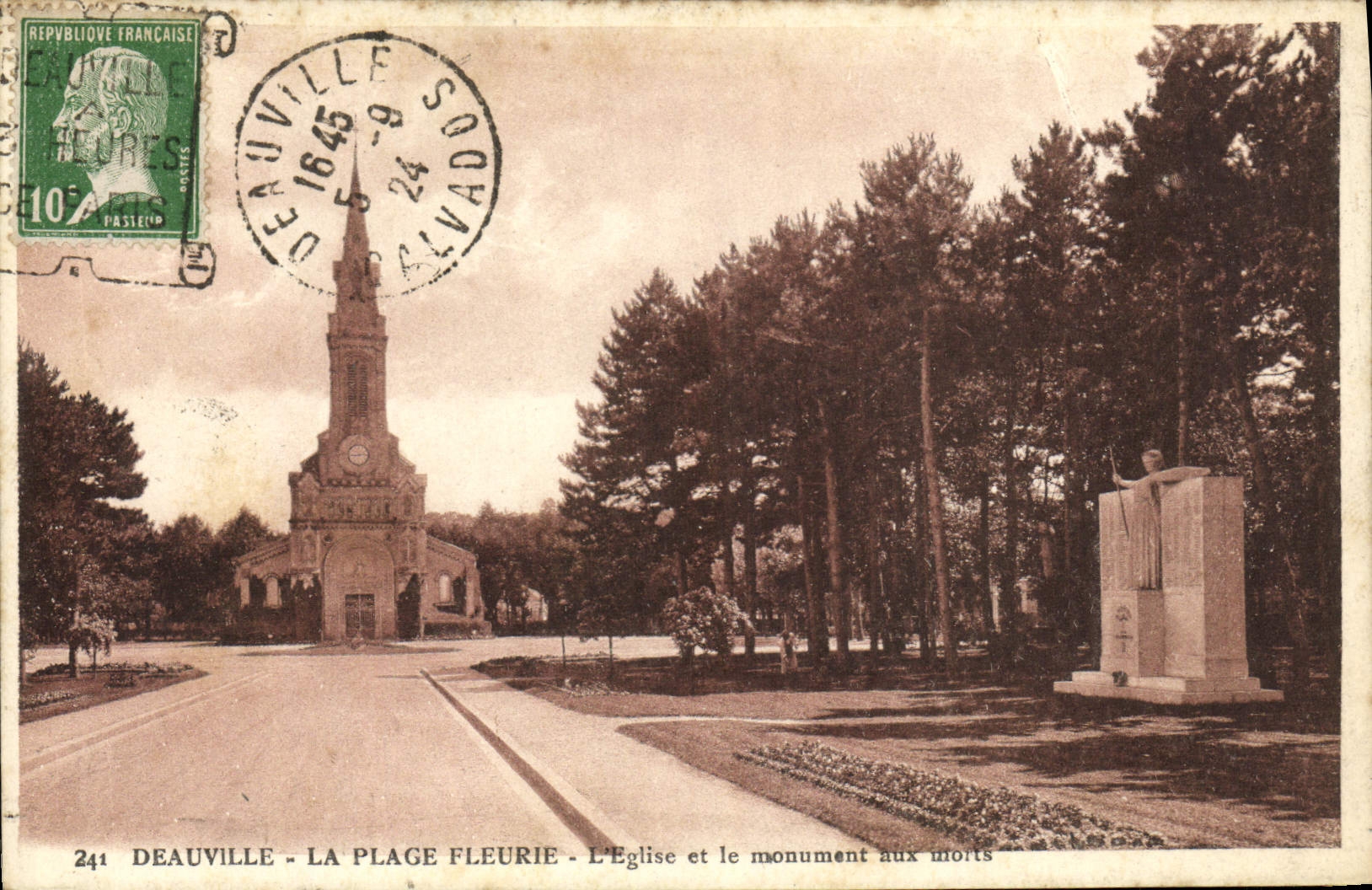 Deauville - La Plage Fleurie - L'Église et le monument aux morts