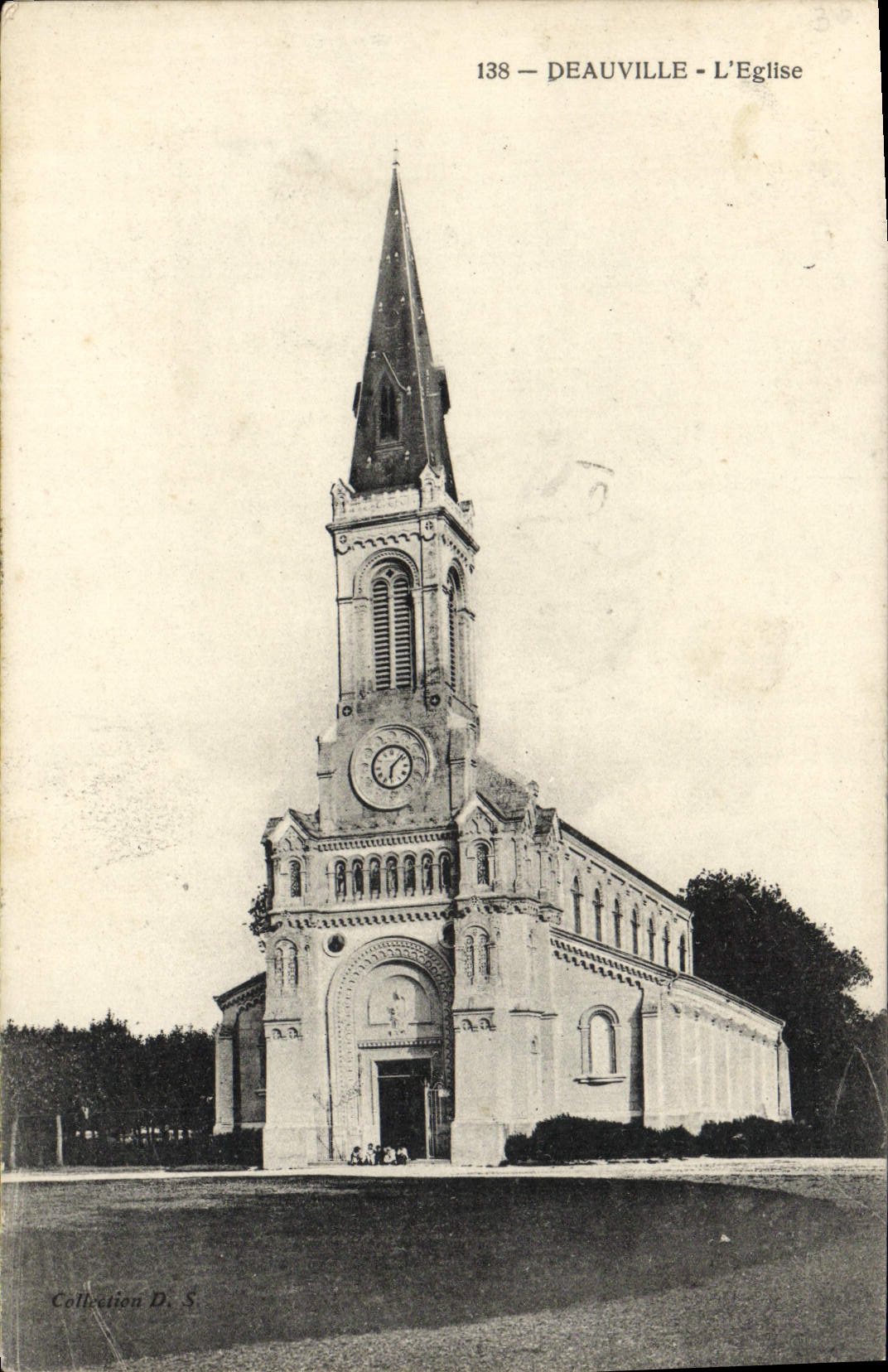Deauville - L'Église — vue de l'église avec clocher à horloge — Collection D. S. n°138