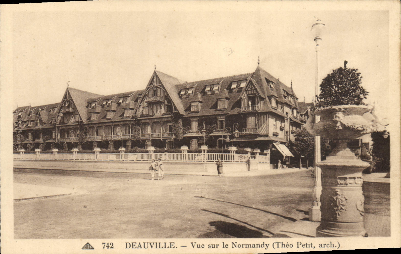 Deauville — Vue sur le Normandy (Théo Petit, arch.)