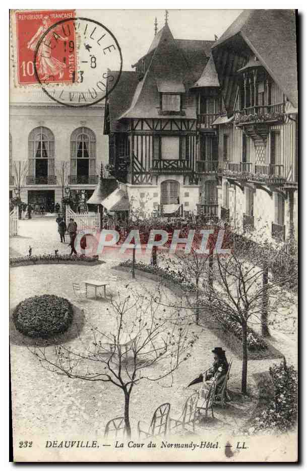 CPA Deauville la cour du normandy hotel