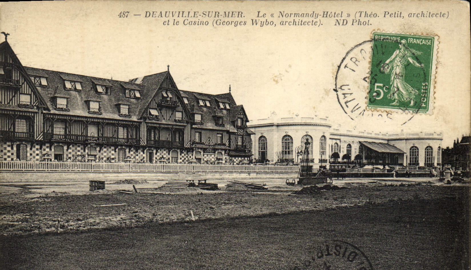 Deauville-sur-Mer — Le « Normandy-Hôtel » (Théo. Petit, architecte) et le Casino (Georges Wybo, architecte) — ND Phol.