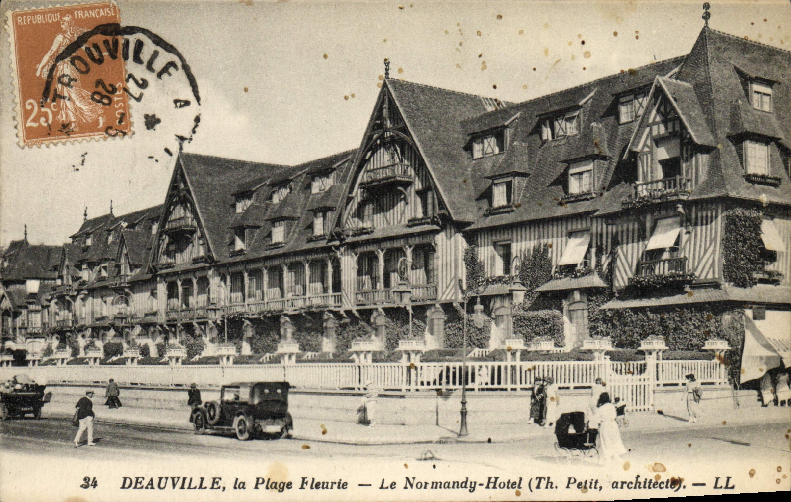 Deauville, la Plage Fleurie — Le Normandy-Hotel (Th. Petit, architecte).
