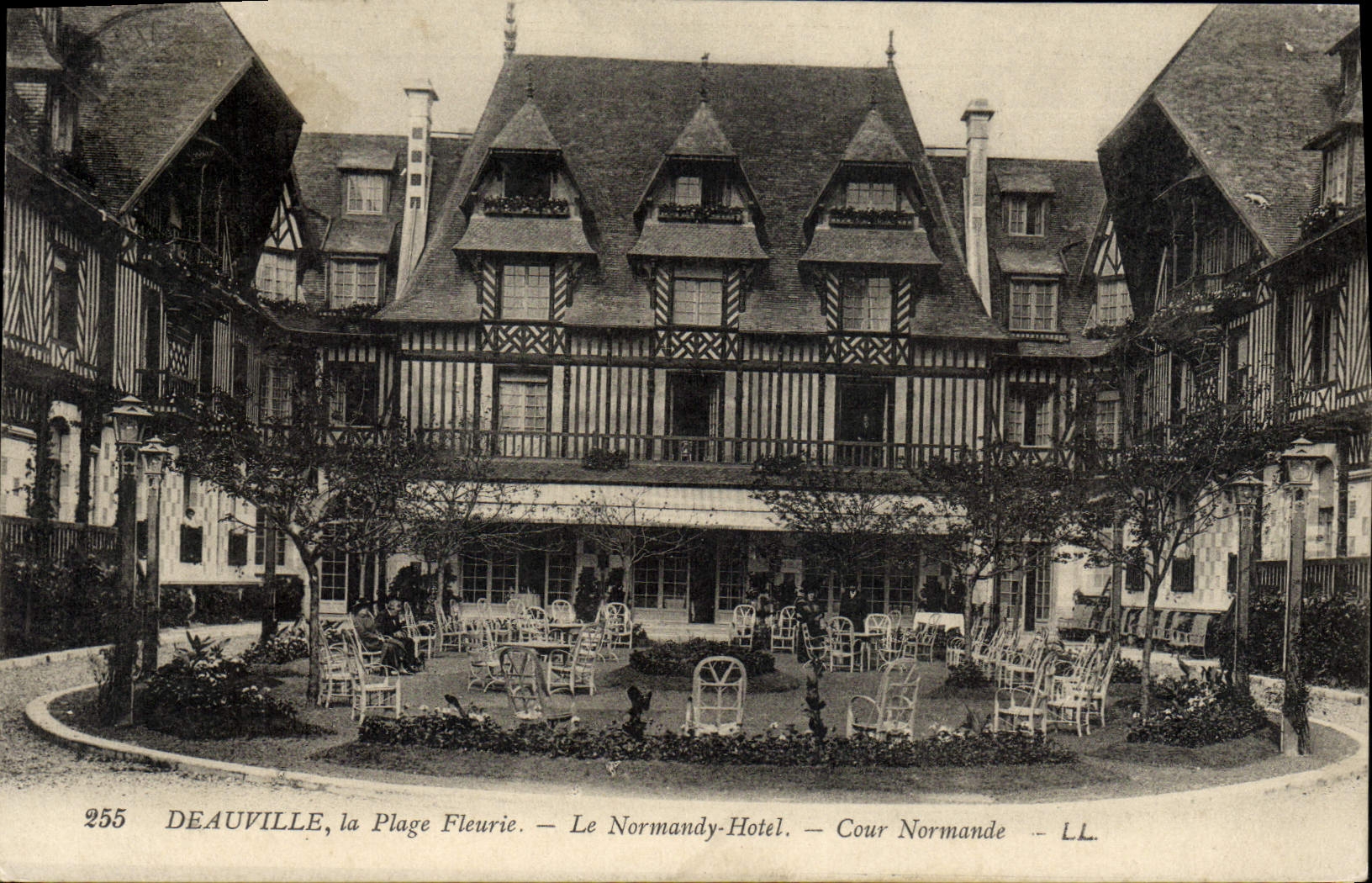 Deauville, la Plage Fleurie — Le Normandy-Hotel — Cour Normande — LL — n°255