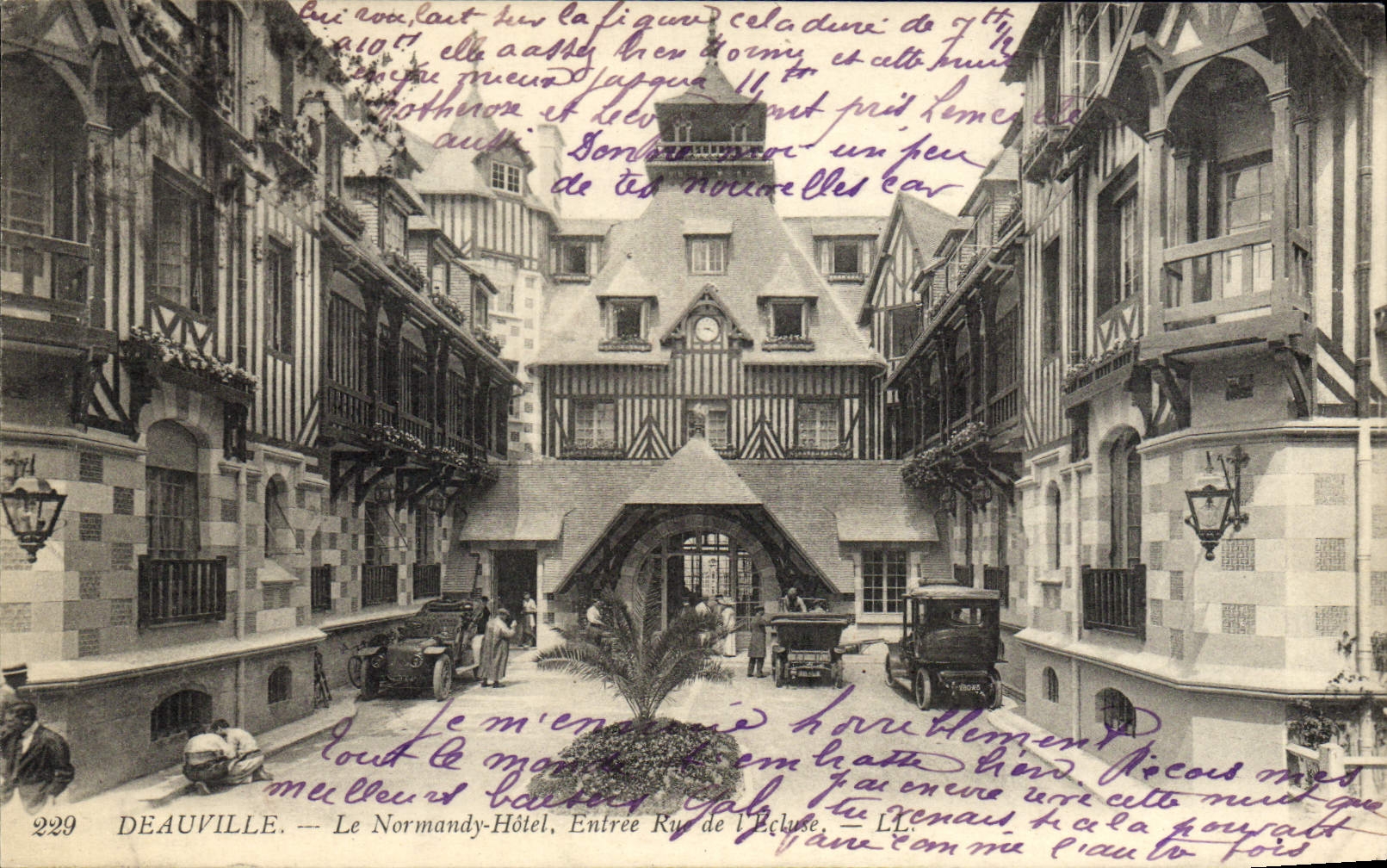 Deauville — Le Normandy-Hôtel, Entrée Rue de l'Église