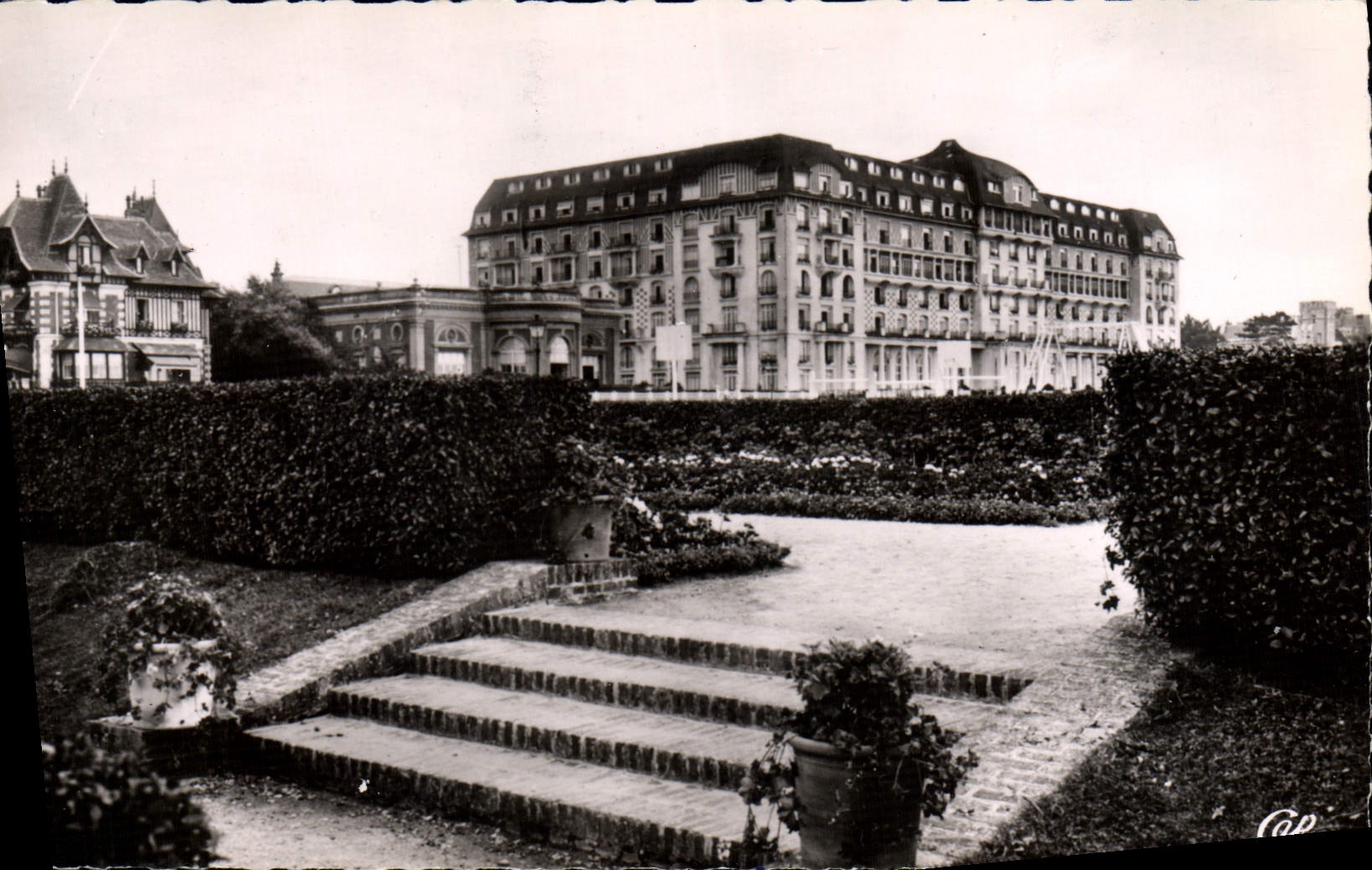 Deauville - Le Royal-Hôtel (Wybo, arch.) vu des Jardins — éditeur CPAPHIL, n° 278