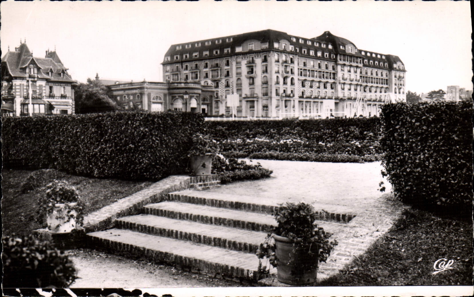 Deauville - Le Royal-Hôtel (Wybo, arch.) vu des Jardins — C.P. 278