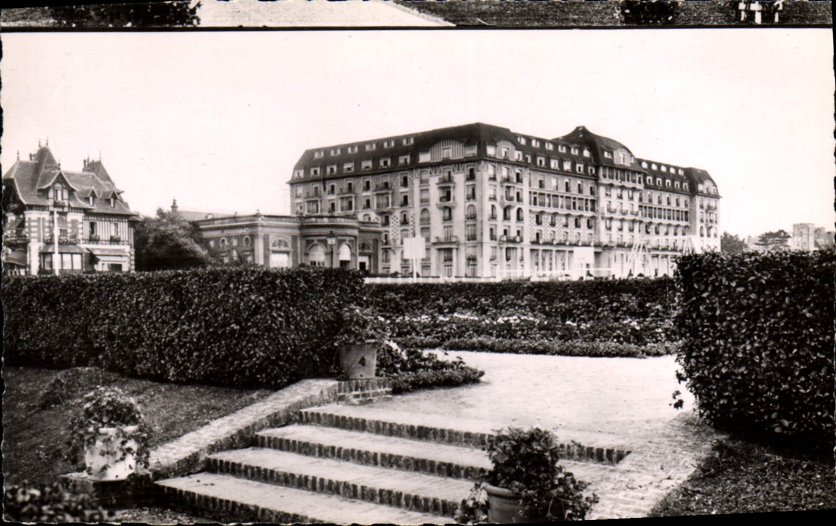 Deauville - Le Royal-Hôtel (Wybo, arch.) vu des Jardins — (b) Cinéma Arts Pharmaceutiques, Paris