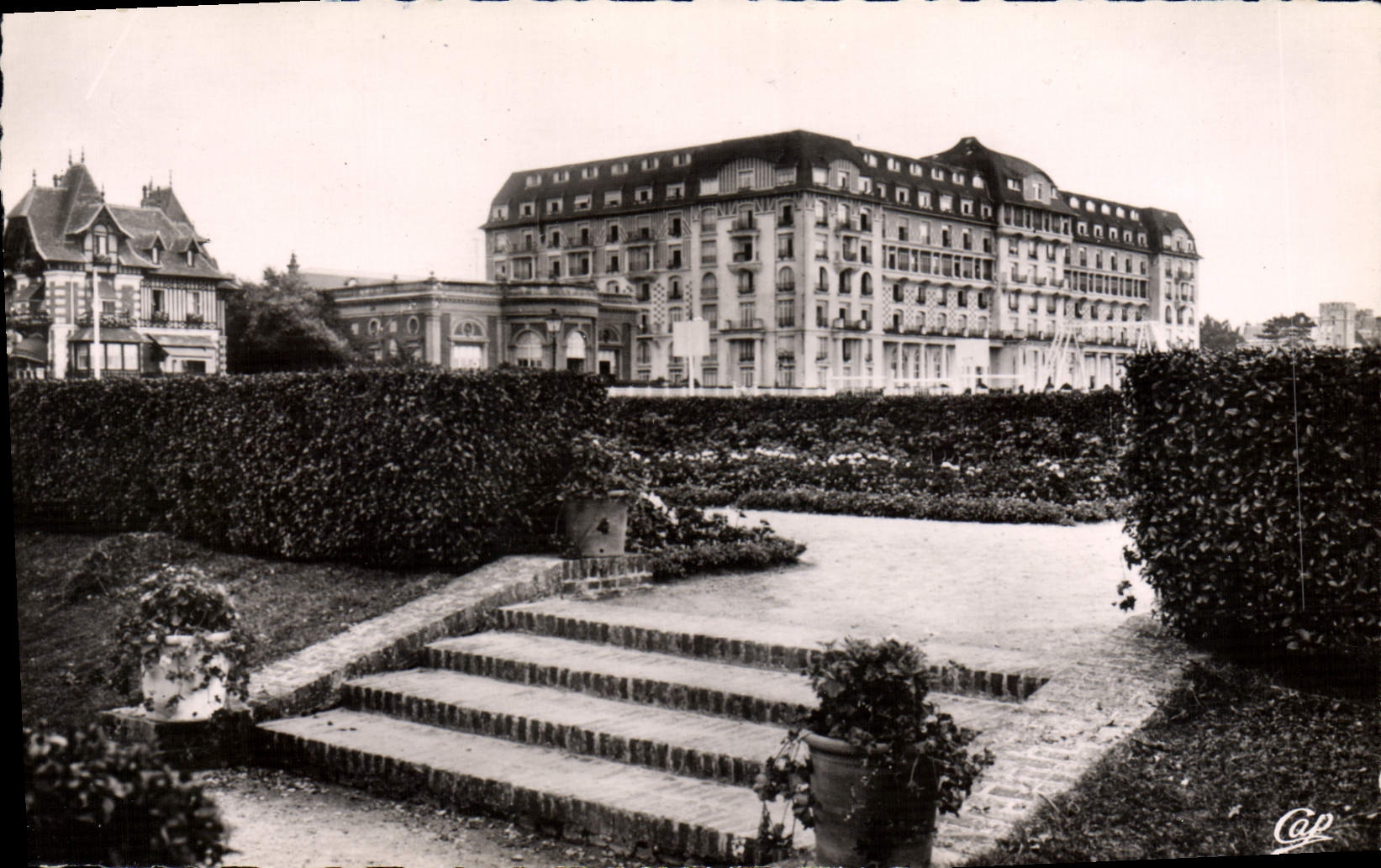 Deauville - Le Royal-Hôtel (Wybo, arch.) vu des Jardins — Cap