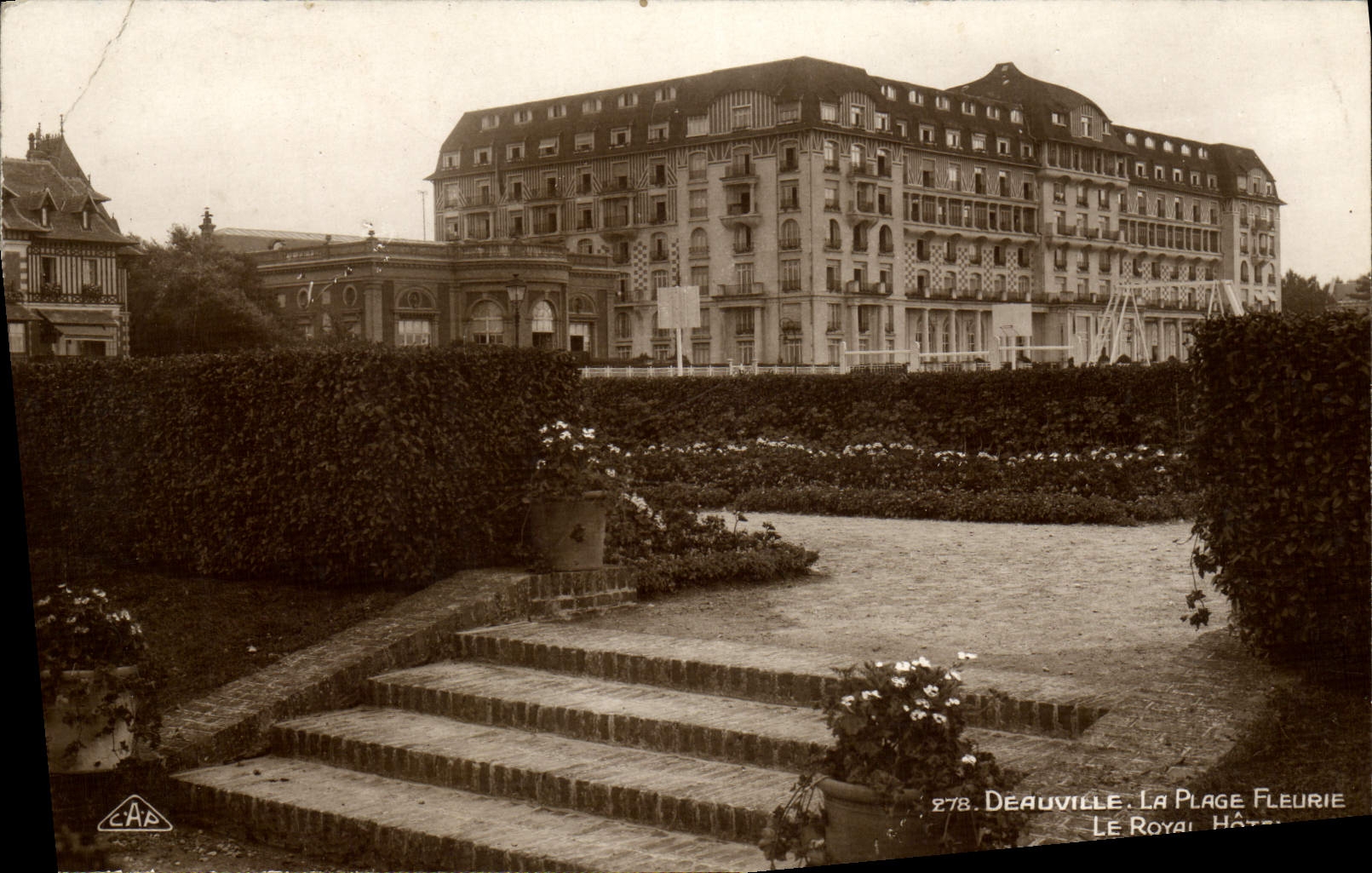 Deauville - La Plage Fleurie - Le Royal Hôtel — éditeur C.A.P. n°278