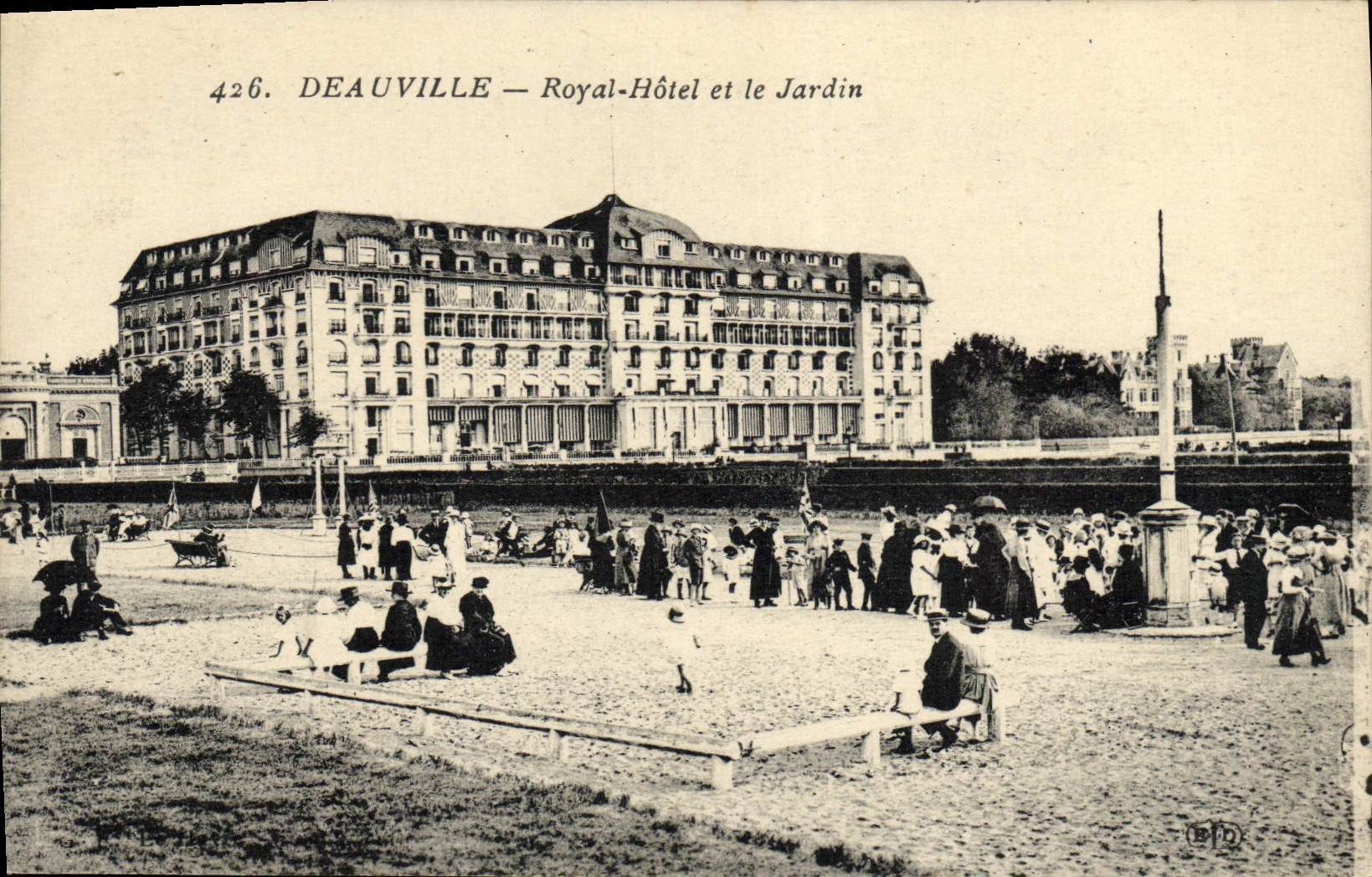 Deauville — Royal-Hôtel et le Jardin — éditeur Deley, n° 426