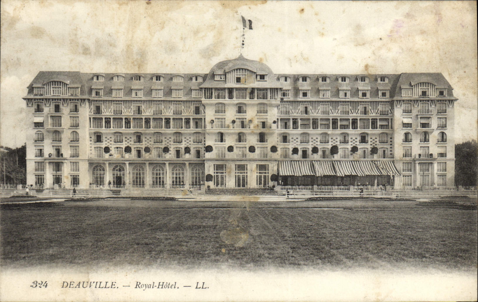 Deauville — Royal-Hôtel — LL. — n°324