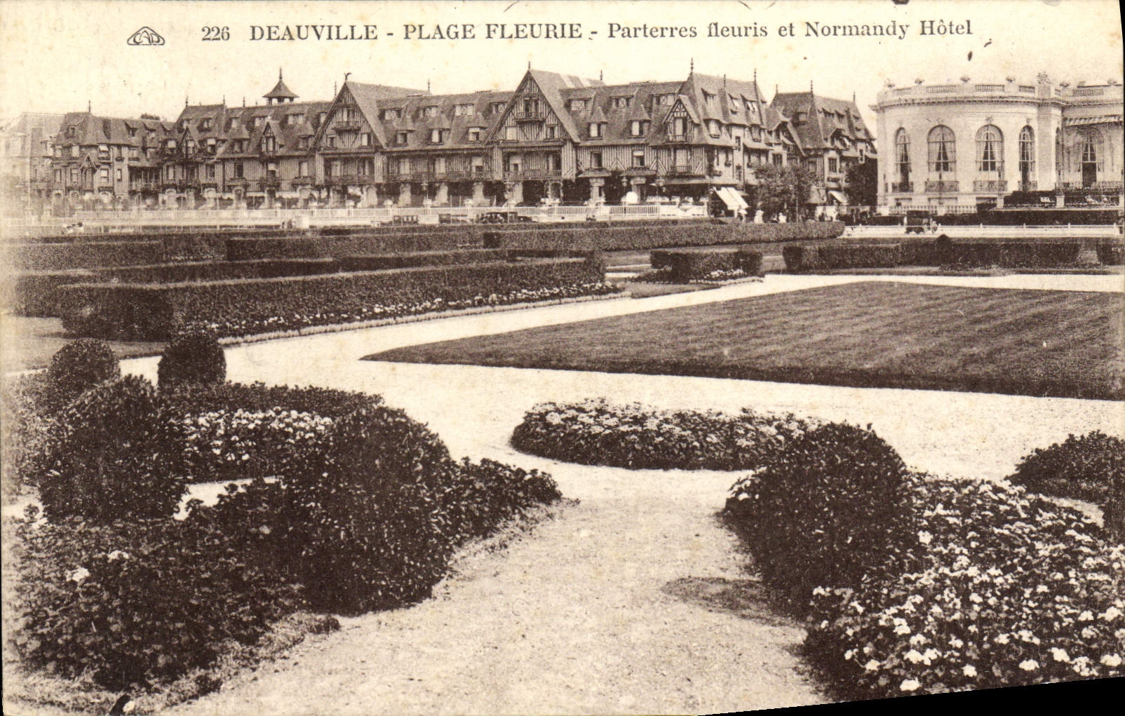 Deauville - Plage Fleurie - Parterres fleuris et Normandy Hôtel