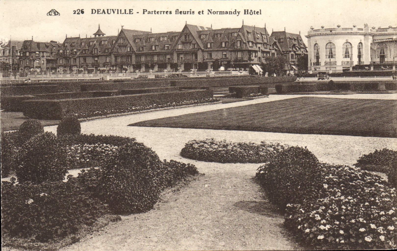 Deauville - Parterres fleuris et Normandy Hôtel — éditeur Cie Albacienne des Arts Photographiques, Strasbourg