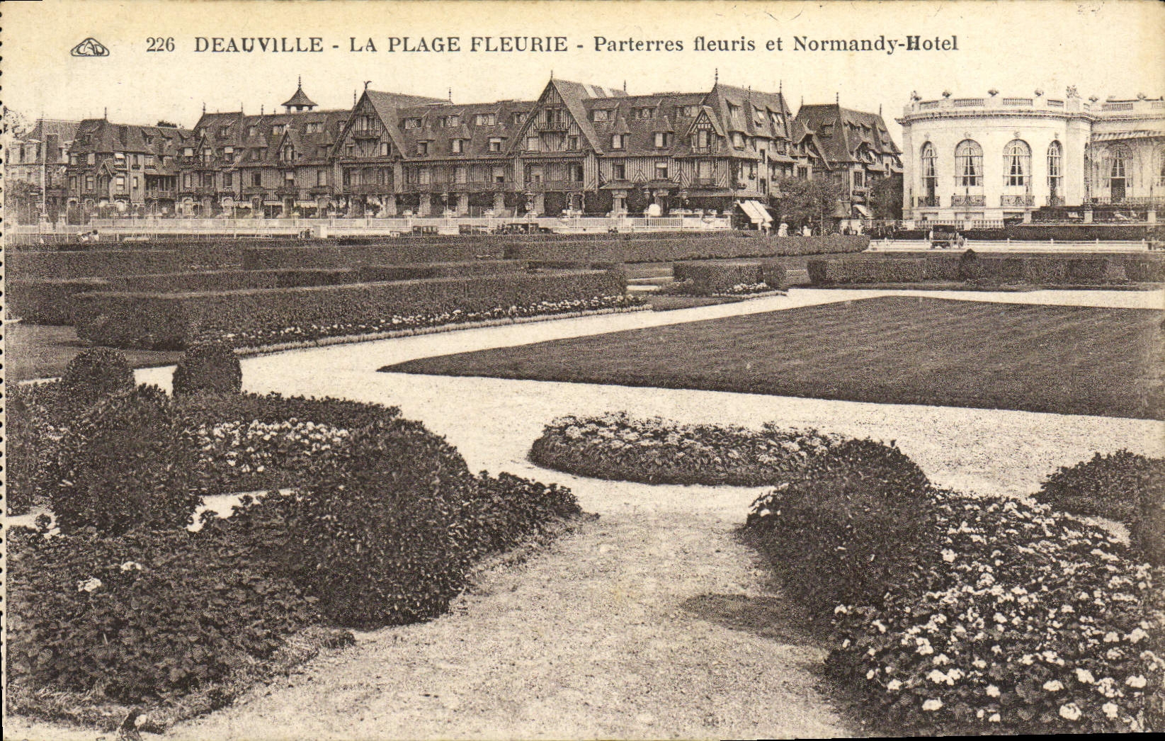Deauville - La Plage Fleurie - Parterres fleuris et Normandy-Hotel