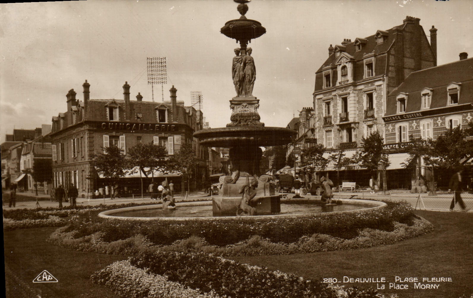 Deauville - La Place Morny — vue de la fontaine centrale — éditeur C.A.A. n°280