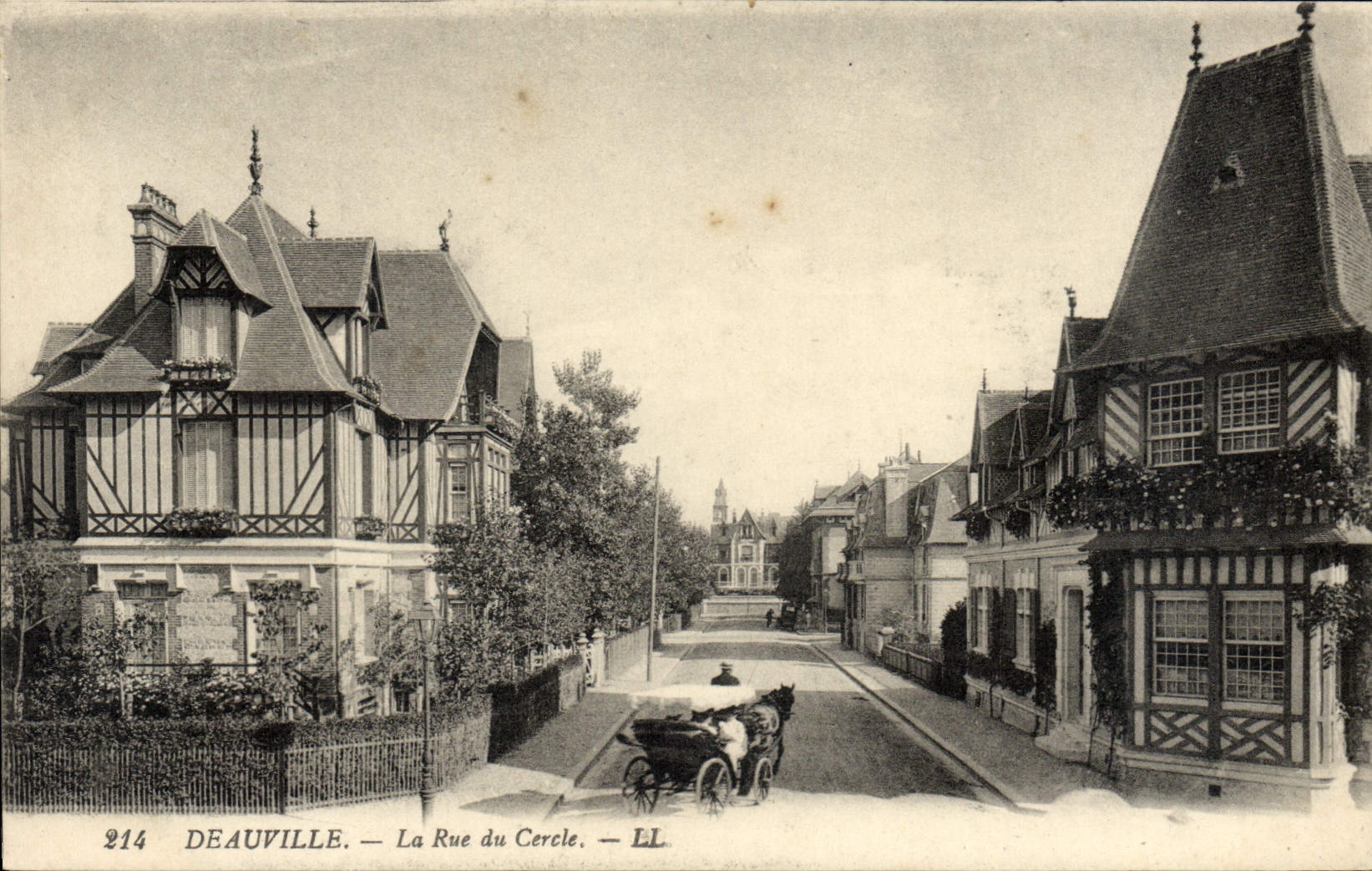 Deauville — La Rue du Cercle — LL, n° 214