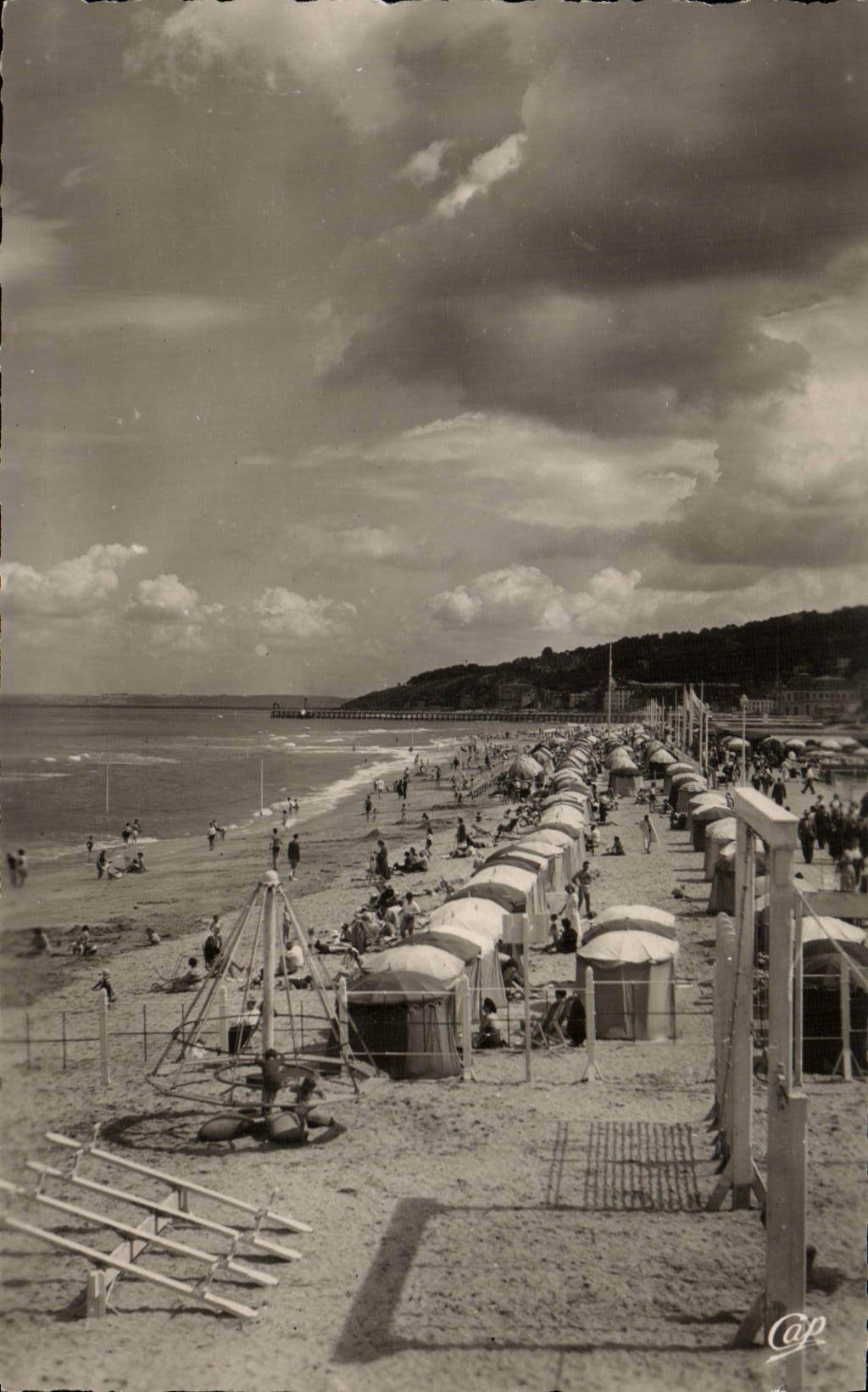 Deauville — La Plage à marée haute — Cap