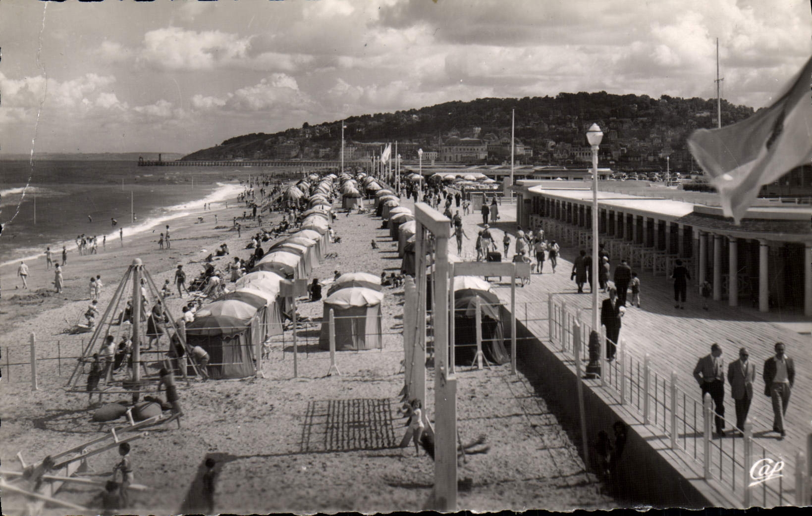 CPM Deauville La plage fleurie la plage a maree haute