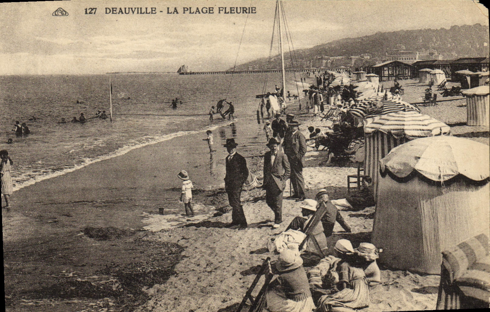 Deauville - La Plage Fleurie — vue de la plage avec baigneurs et parasols — éditeur anonyme, n° de série 127