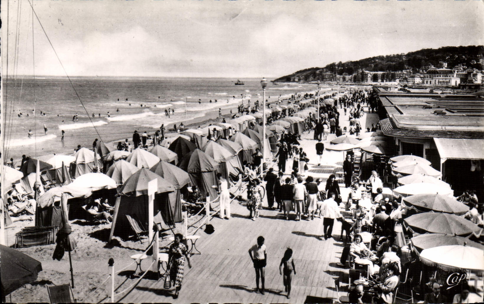 Deauville — La Plage Fleurie — Les Planches et le Bar du Soleil — Réal-Photo