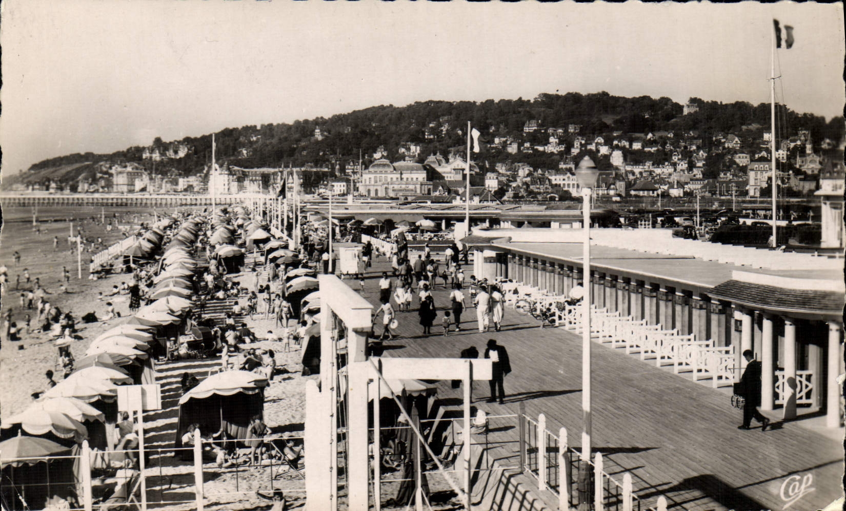 Deauville - La Plage Fleurie — Vue d'ensemble sur la Plage et la Ville — Cie des Arts Photomécaniques, Paris