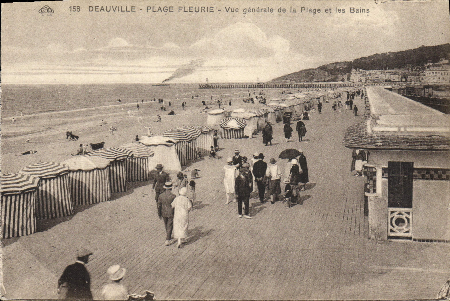 Deauville - Plage Fleurie - Vue générale de la Plage et les Bains