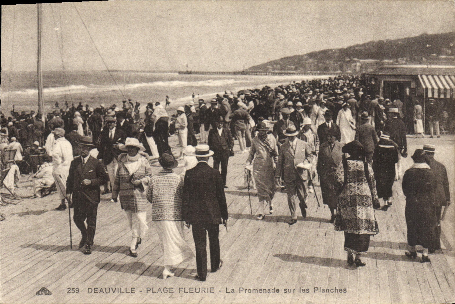Deauville - Plage Fleurie - La Promenade sur les Planches
