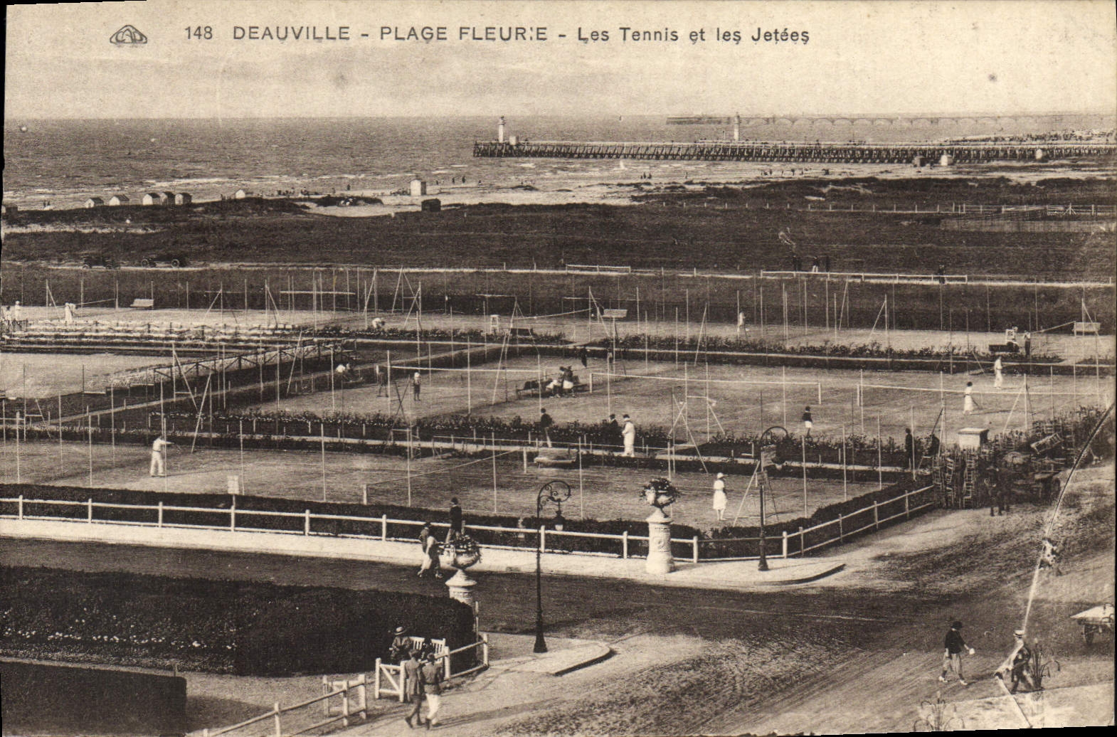Deauville - Plage Fleurie - Les Tennis et les Jetées