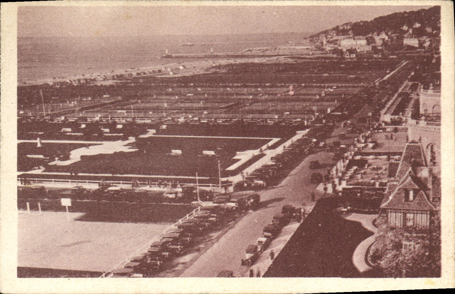 Deauville — Vue générale des Jardins et de la Plage — CPAPHIL