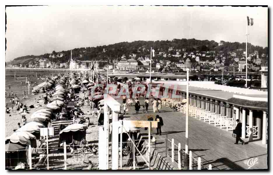Deauville - La Plage Fleurie — Vue d'ensemble sur la Plage et la Ville — Réal-Photo, Paris