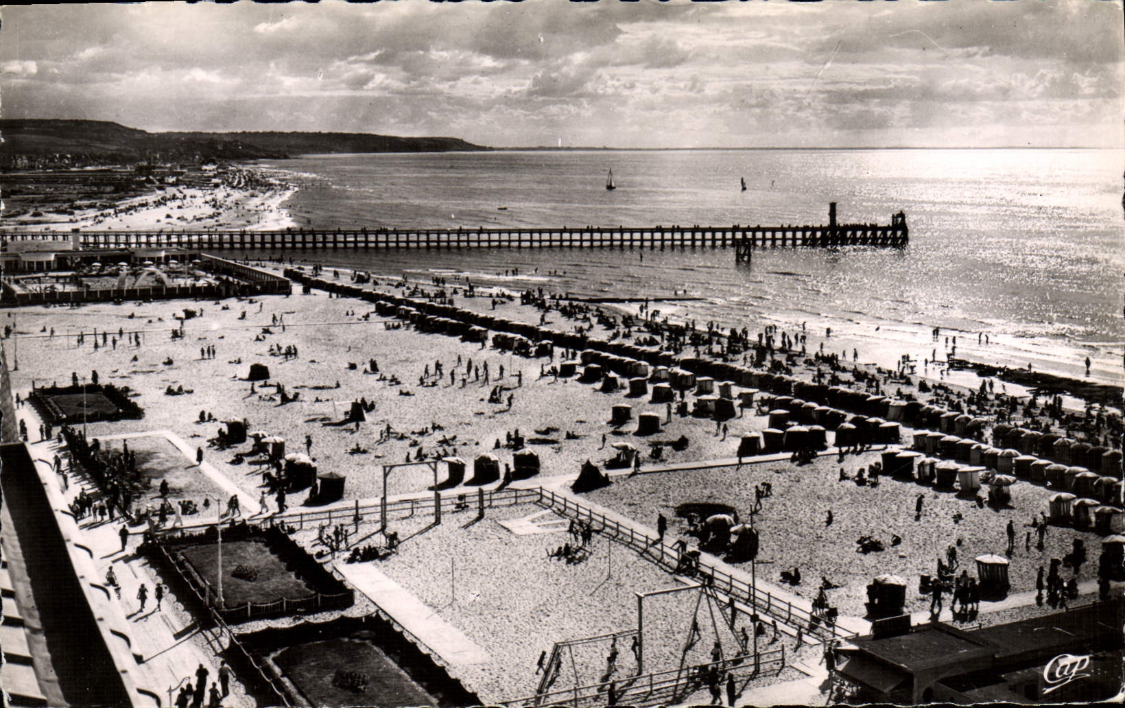 Deauville-Trouville — Vue générale des deux Plages et la nouvelle Jetée — Cie des Arts Photomécániques, Paris