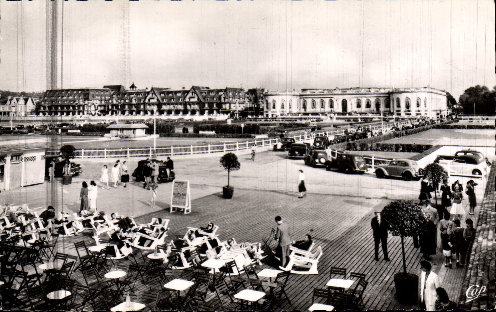 Deauville - La Plage Fiancie - Vue vers le Normandy et le Casino