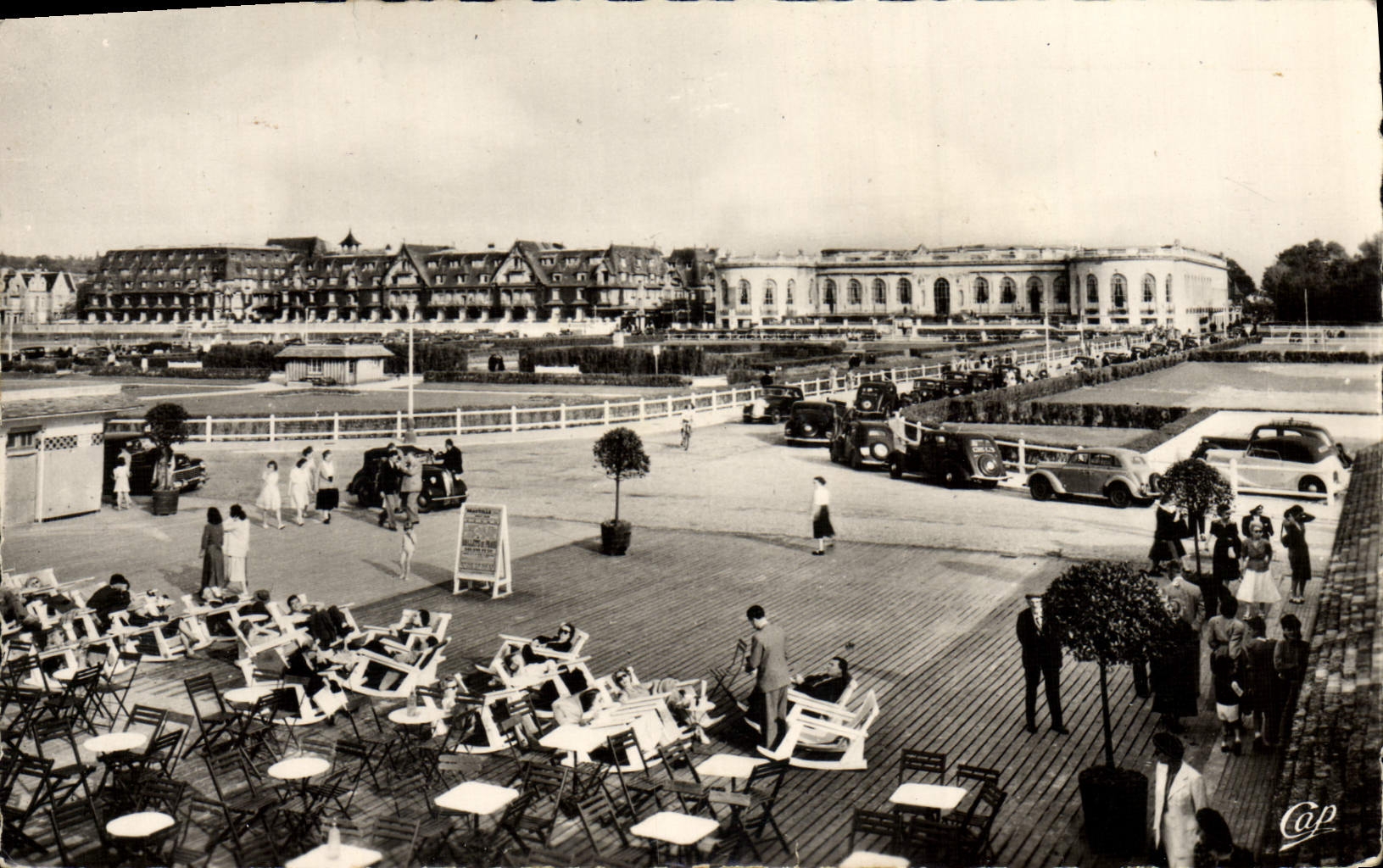 Deauville - Plage Fleurie — Vue vers le Normandy et le Casino — C.A.P. (155) Paris