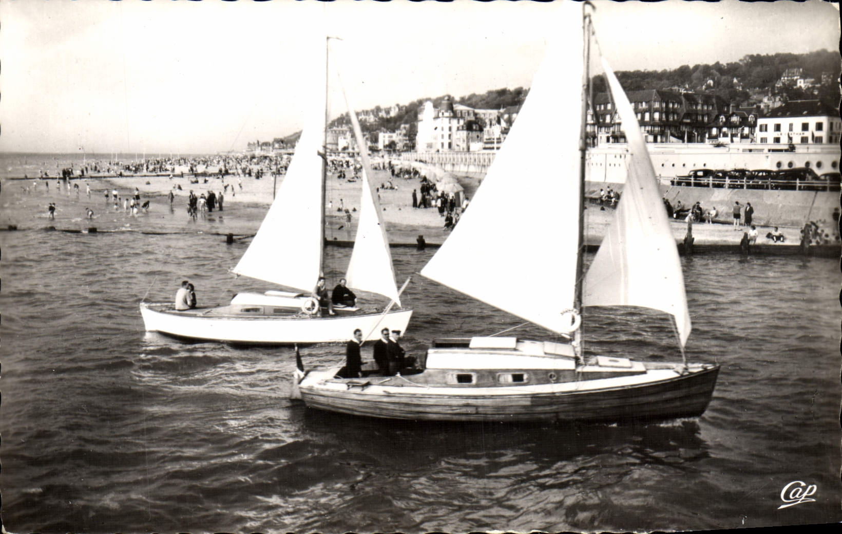 Deauville - Trouville - Voiliers entrant dans le Bassin — KEAL-PHOTO, 44, r. Letellier Paris 13e