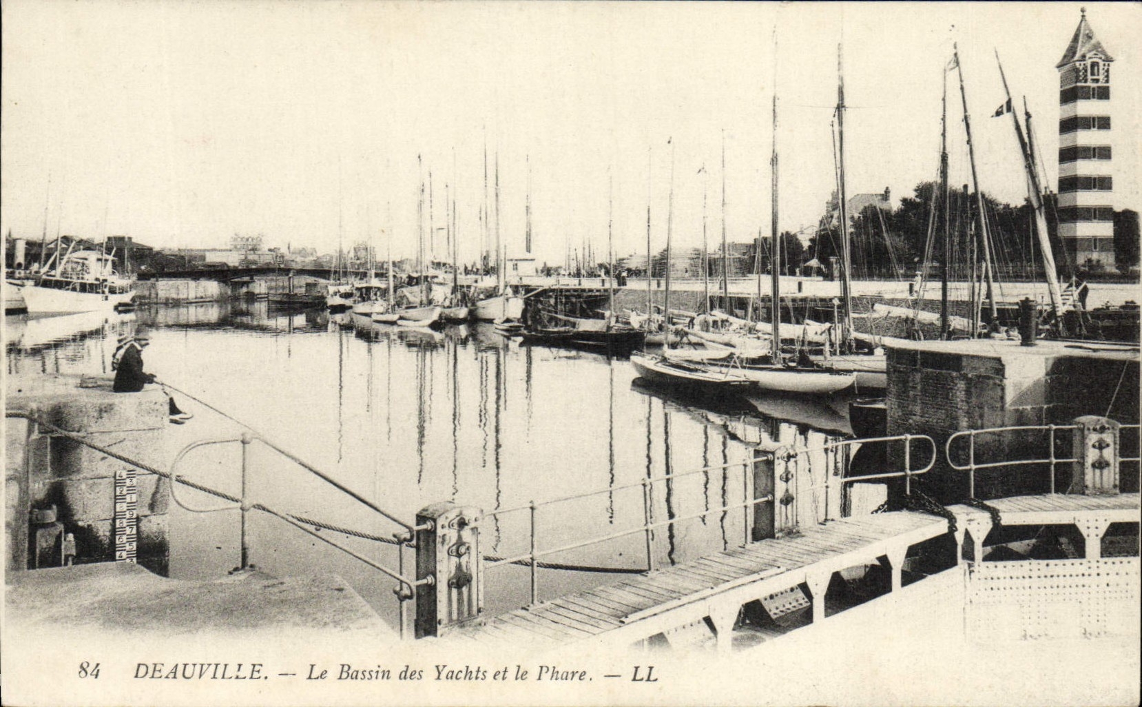 Deauville — Le Bassin des Yachts et le Phare — LL