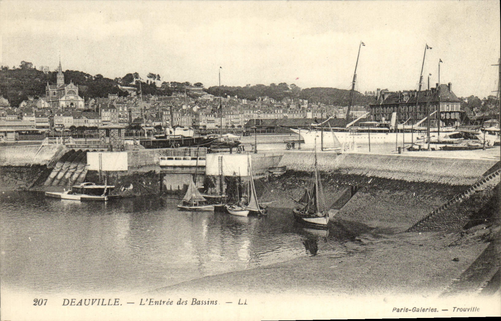 Deauville — L'Entrée des Bassins — Paris-Galeries, Trouville