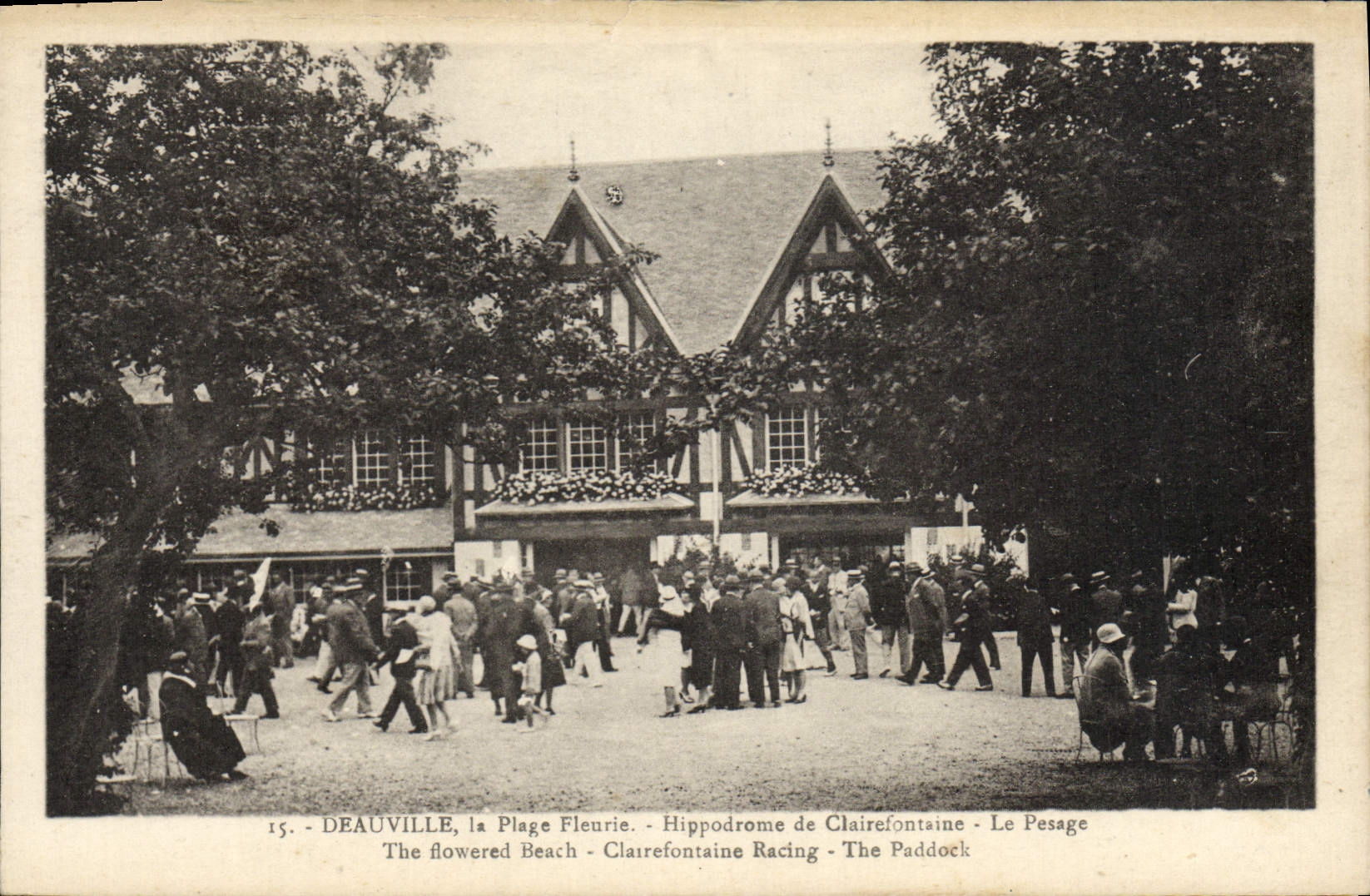 Deauville, la Plage Fleurie — Hippodrome de Clairefontaine — Le Pesage