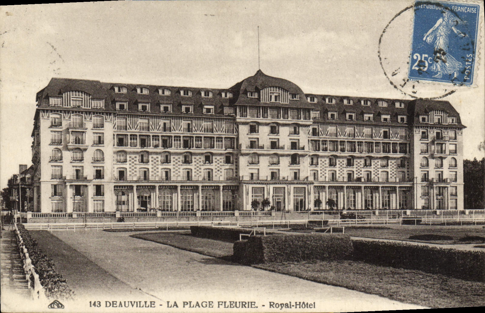Deauville - La Plage Fleurie - Royal-Hôtel — éditeur inconnu, n° 143