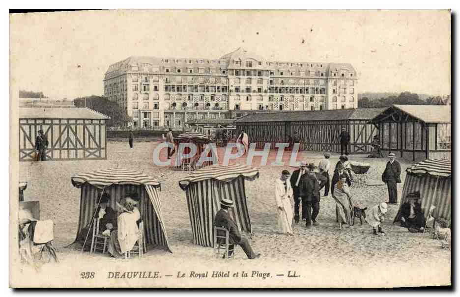 CPA Deauville le royal hotel et la plage