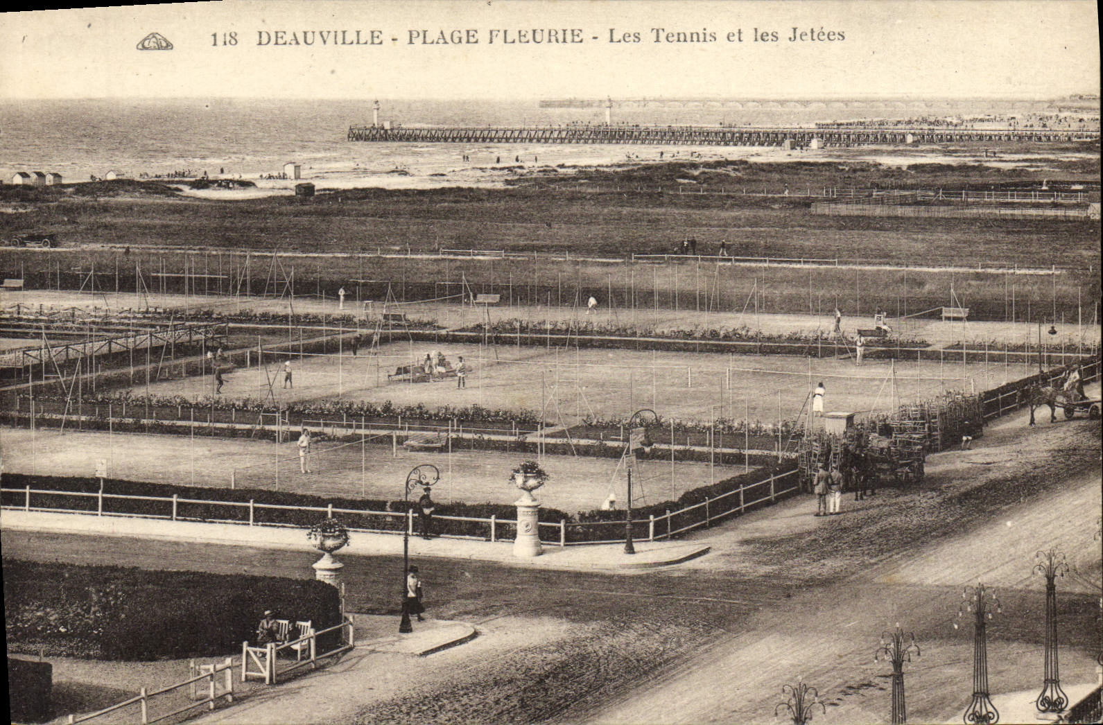 Deauville - Plage Fleurie - Les Tennis et les Jetées