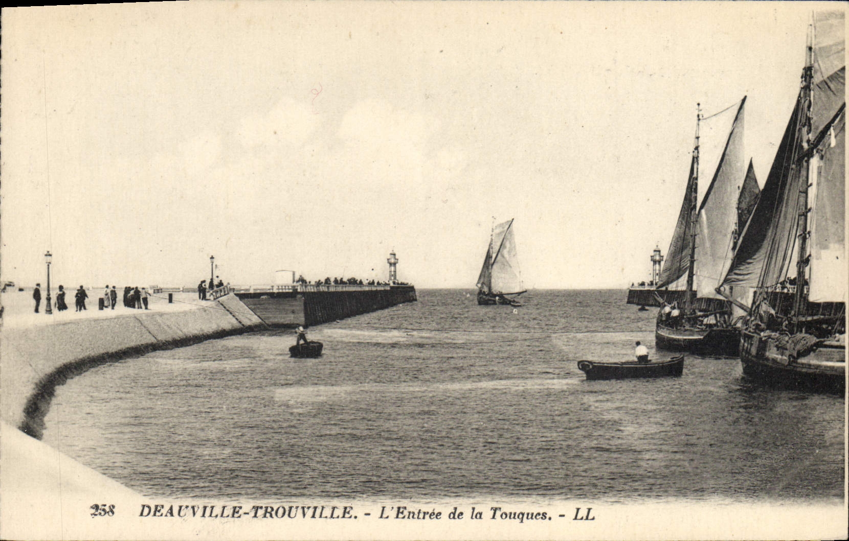Deauville-Trouville — L'Entrée de la Touques — LL
