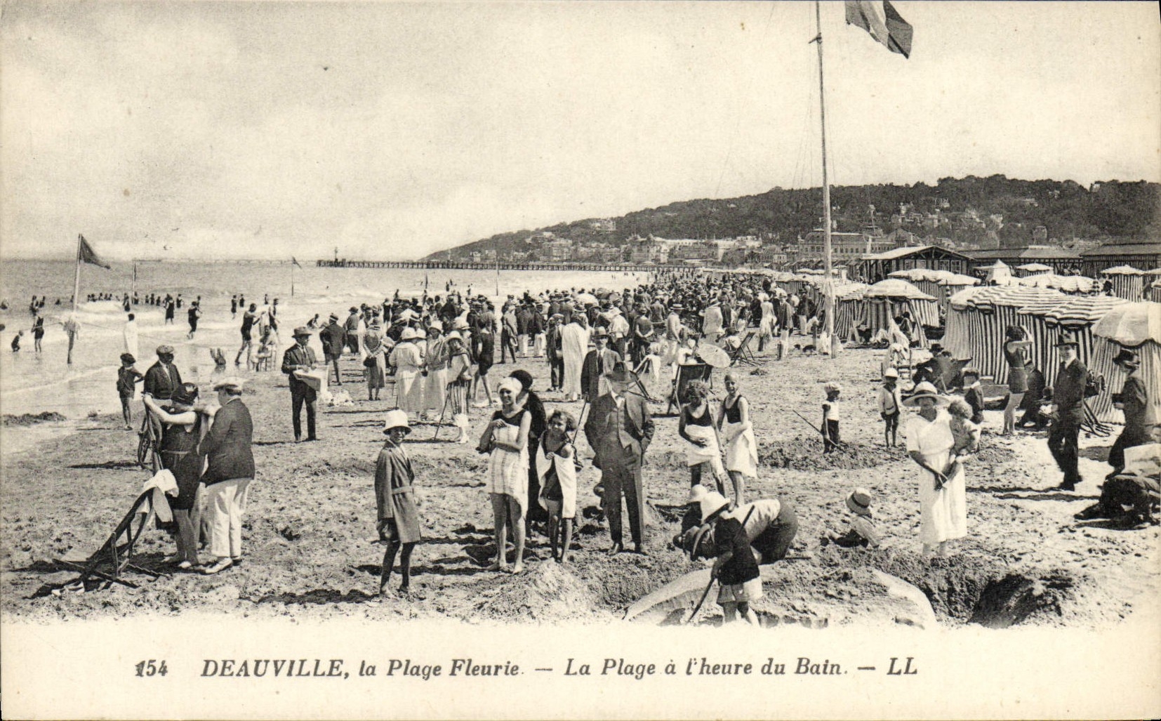 Deauville, la Plage Fleurie — La Plage à l'heure du Bain — LL