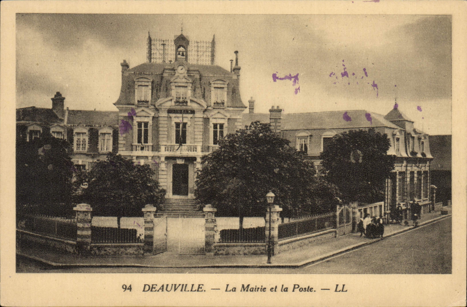CPA Deauville La mairie et la poste