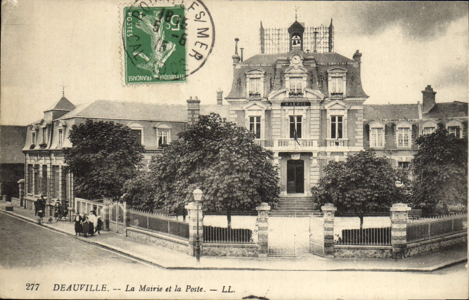 CPA Deauville La mairie et la poste