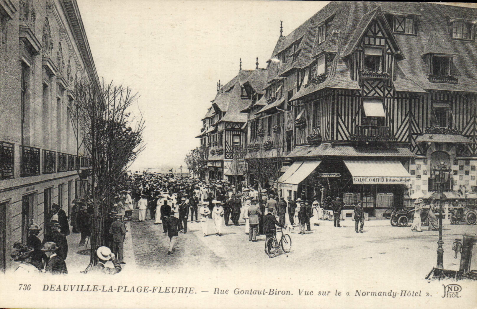Deauville-La-Plage-Fleurie — Rue Gontaut-Biron vue sur le « Normandy-Hôtel » — JND Hot.