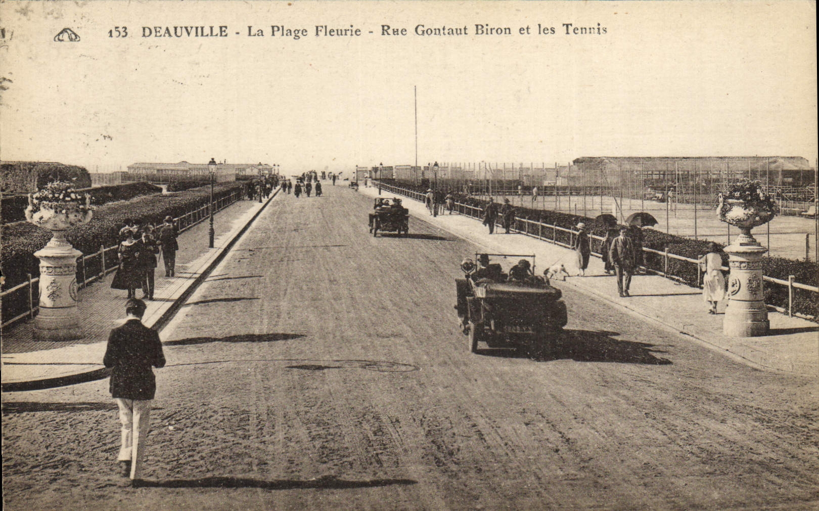 CPA Deauville la plage fleurie rue gontaut biron et les tennis