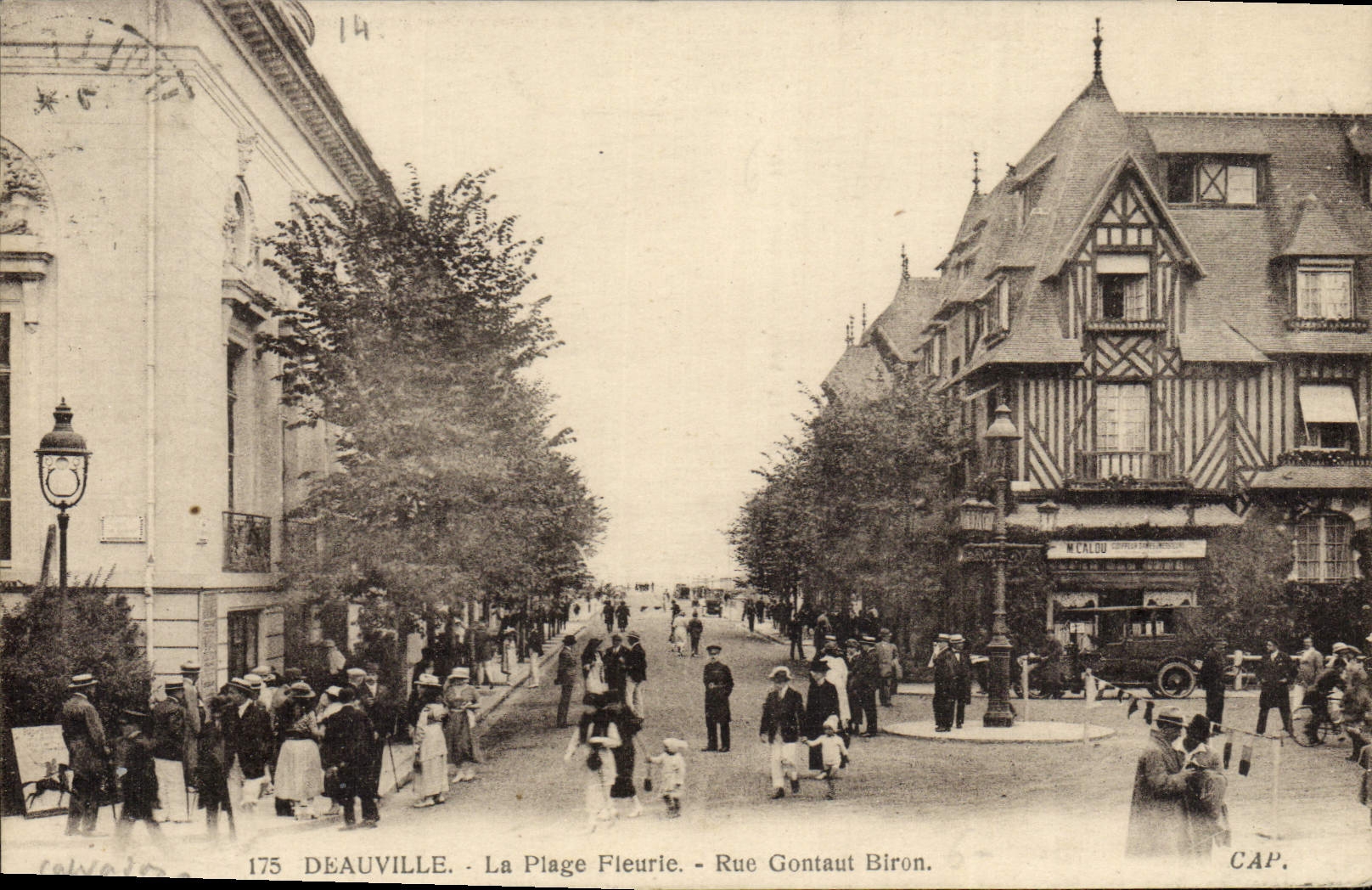CPA Deauville la plage fleurie rue gontaut biron